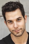 Slika glumca Skylar Astin
