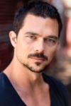 Slika glumca Luke Arnold