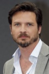 Slika glumca Aden Young