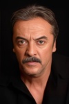 Slika glumca Mesut Akusta