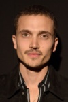 Slika glumca Karl Glusman