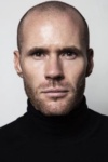 Slika glumca Oliver Trevena