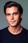 Slika glumca Antoni Porowski