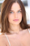 Slika glumca Stephanie Nur