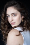 Slika glumca Danielle Galligan