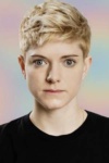 Slika glumca Mae Martin