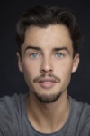 Slika glumca Adam Richardson