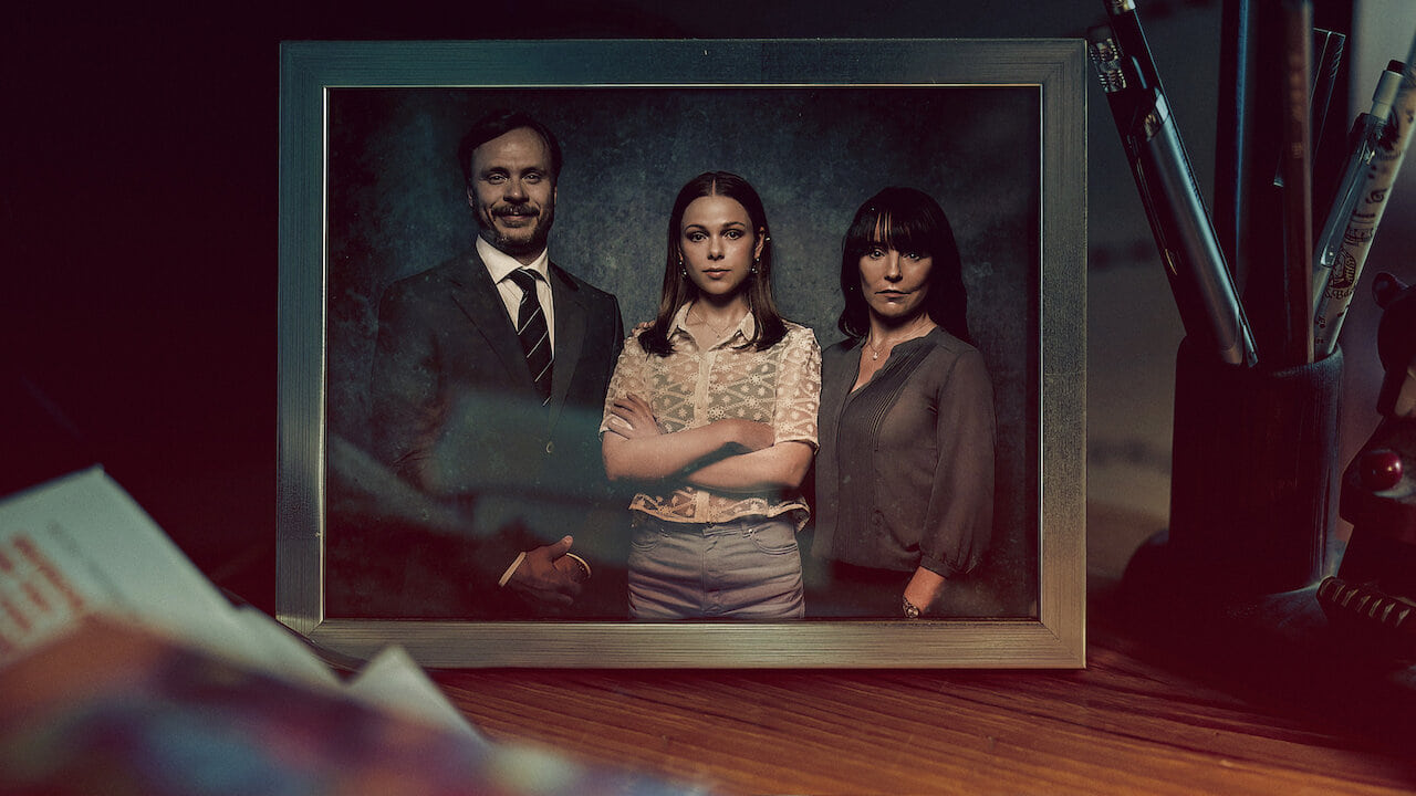 Pozadina za film A Nearly Normal Family